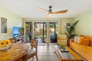 Charming Tropical Kihei Gardens 2-Bed Suite - New的休息区
