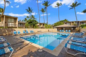 基黑Charming Tropical Kihei Gardens 2-Bed Suite - New的一个带蓝色躺椅的游泳池,棕榈树