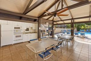 基黑Charming Tropical Kihei Gardens 2-Bed Suite - New的配有桌椅的厨房和餐厅