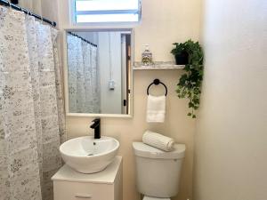 Un baño de Sun-Drenched and Central Apartment in Santurce with parking Apt 8