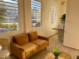 Posezení v ubytování Chic and Centrally Located Apartment in Santurce with parking Apt 4
