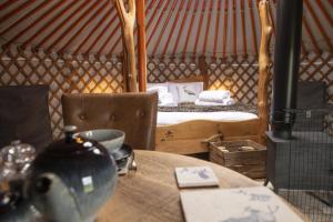 阿斯克里格Swallow的圆顶帐篷内带桌子和床的房间