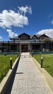 Un gran edificio con una pasarela delante de él. en Hostería Cumbres Blancas, en Esquel