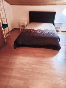 ein Schlafzimmer mit einem Bett und einem Holzboden in der Unterkunft Quarto em casa em Bragança, Parque eixo Atlântico in Bragança