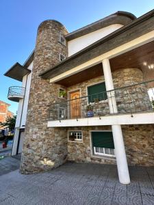 ein Gebäude mit einem Balkon an der Seite in der Unterkunft Quarto em casa em Bragança, Parque eixo Atlântico in Bragança