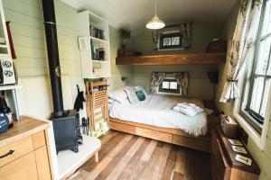 Katil atau katil-katil dalam bilik di Little Otchan Shepherd's Hut