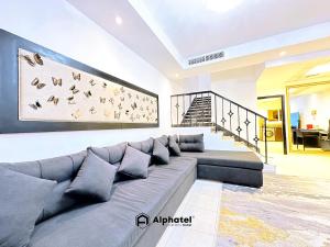 Stylish 3-bedroom plus Maid room - Villa in JVC - Dubai的休息区