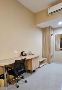 TV a/nebo společenská místnost v ubytování Sunflower Hotel Syariah near Juanda Airport