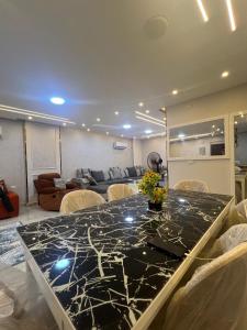 Imagen de la galería de Apartment in Pearl Pyramids Compound, en Ghaţāţī 3 fotos más