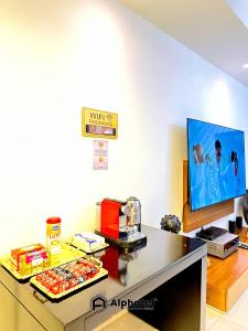 Stylish 3-bedroom plus Maid room - Villa in JVC - Dubai的电视和/或娱乐中心