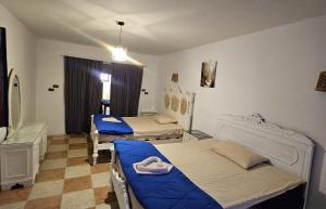 Uma cama ou camas num quarto em Rocky House
