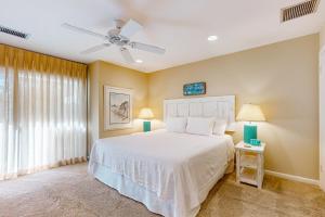 Una cama o camas en una habitación de Beachwalk Villa 5069 24 fotos más
