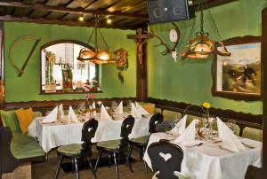 Reštaurácia alebo iné gastronomické zariadenie v ubytovaní Hotel Berghof