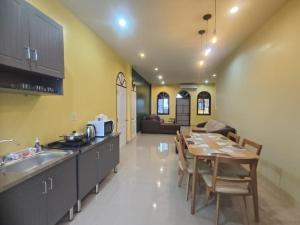 パトンビーチにあるBonanza Patong Beach2 for 2 BR 100m to Beach Grand Roomのキッチン&ダイニングルーム(テーブル付)、キッチン gmaxwell gmaxwell gmaxwell