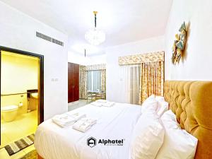 Stylish 3-bedroom plus Maid room - Villa in JVC - Dubai客房内的一张或多张床位
