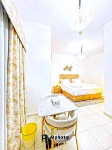 Stylish 3-bedroom plus Maid room - Villa in JVC - Dubai客房内的一张或多张床位