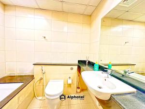 Stylish 3-bedroom plus Maid room - Villa in JVC - Dubai的一间浴室