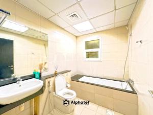 Stylish 3-bedroom plus Maid room - Villa in JVC - Dubai的一间浴室