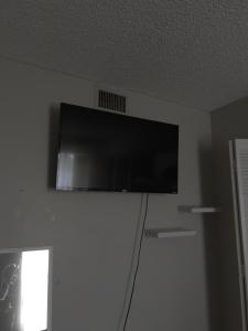 Televisyen dan/atau pusat hiburan di Cozy room for rent