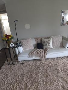 Ruang duduk di Cozy room for rent