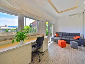 duży salon z kanapą i biurkiem w obiekcie Holiday Home Koalas Nest Home & Apartments by Interhome w mieście Matulji