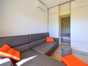 salon z kanapą i lustrem w obiekcie Holiday Home Koalas Nest Home & Apartments by Interhome w mieście Matulji