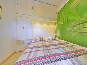 sypialnia z łóżkiem i zieloną ścianą w obiekcie Holiday Home Koalas Nest Home & Apartments by Interhome w mieście Matulji +17 zdjęć