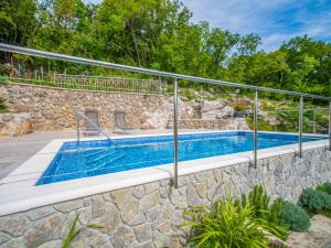 Basen w obiekcie Holiday Home Koalas Nest Home & Apartments by Interhome lub w pobliżu