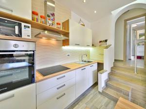 Kuchnia lub aneks kuchenny w obiekcie Holiday Home Koalas Nest Home & Apartments by Interhome