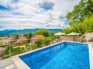 Basen w obiekcie Holiday Home Koalas Nest Home & Apartments by Interhome lub w pobliżu