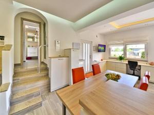 Telewizja i/lub zestaw kina domowego w obiekcie Holiday Home Koalas Nest Home & Apartments by Interhome