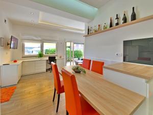 Telewizja i/lub zestaw kina domowego w obiekcie Holiday Home Koalas Nest Home & Apartments by Interhome