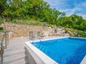 Basen w obiekcie Holiday Home Koalas Nest Home & Apartments by Interhome lub w pobliżu