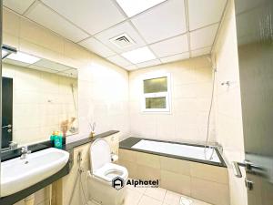 Stylish 3-bedroom plus Maid room - Villa in JVC - Dubai的一间浴室