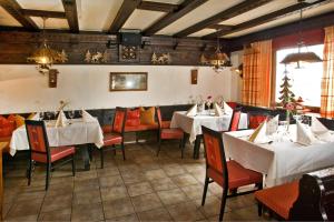 Reštaurácia alebo iné gastronomické zariadenie v ubytovaní Hotel Berghof
