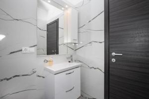 Photo de la galerie de l'établissement Apartments Jakov, à Postira 28 autres photos