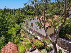 O grădină în afara Holiday Home Beni by Interhome