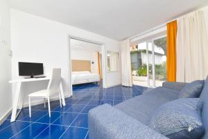 Televízia a/alebo spoločenská miestnosť v ubytovaní Hotel Terme Principe