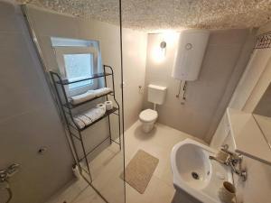 Et badeværelse på Fly & Stay Apartments + 22 billeder