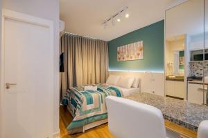 Postel nebo postele na pokoji v ubytování Studio com 1 Cama de Casal e 1 Solteiro - ECO0509