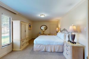 ein Schlafzimmer mit einem Bett, einer Kommode und einem Spiegel in der Unterkunft Silverado Resort and Spa 221 in Napa + 26 Fotos