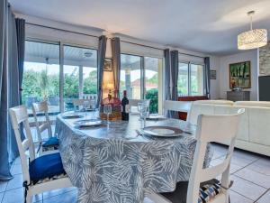 Et opholdsområde på Holiday Home Eden Parc by Interhome + 28 billeder