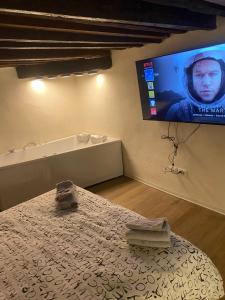 Televisyen dan/atau pusat hiburan di Due Papi
