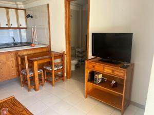 sala de estar con TV en un soporte de madera en Apartamento Luz y Mar, en Tazacorte