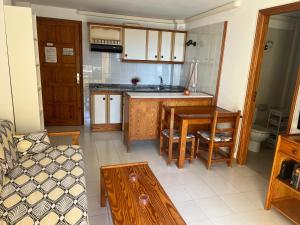 Una cocina con un sofá y una mesa en una habitación. en Apartamento Luz y Mar, en Tazacorte