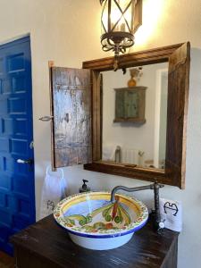 eine Badezimmerablage mit Waschbecken und Spiegel in der Unterkunft Finca La Alcolehuela en Parque Natural de Despeñaperros in Santa Elena + 40 Fotos