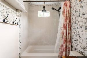 Cozy Coop Casita - Lake Travis-Hot Tub-Tiny House的一间浴室