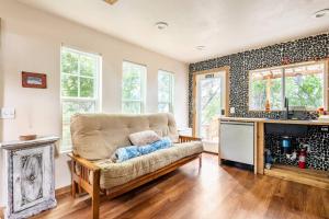 Cozy Coop Casita - Lake Travis-Hot Tub-Tiny House的厨房或小厨房