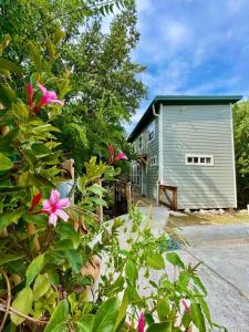 Cozy Coop Casita - Lake Travis-Hot Tub-Tiny House外面的花园