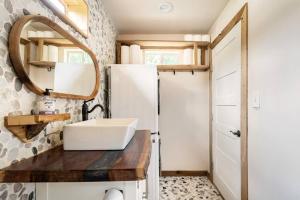 奥斯汀Cozy Coop Casita - Lake Travis-Hot Tub-Tiny House的带水槽和镜子的浴室